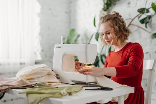 Nepromokavý materiál vhodný pro šití – jaké výhody má šusťákovina?
